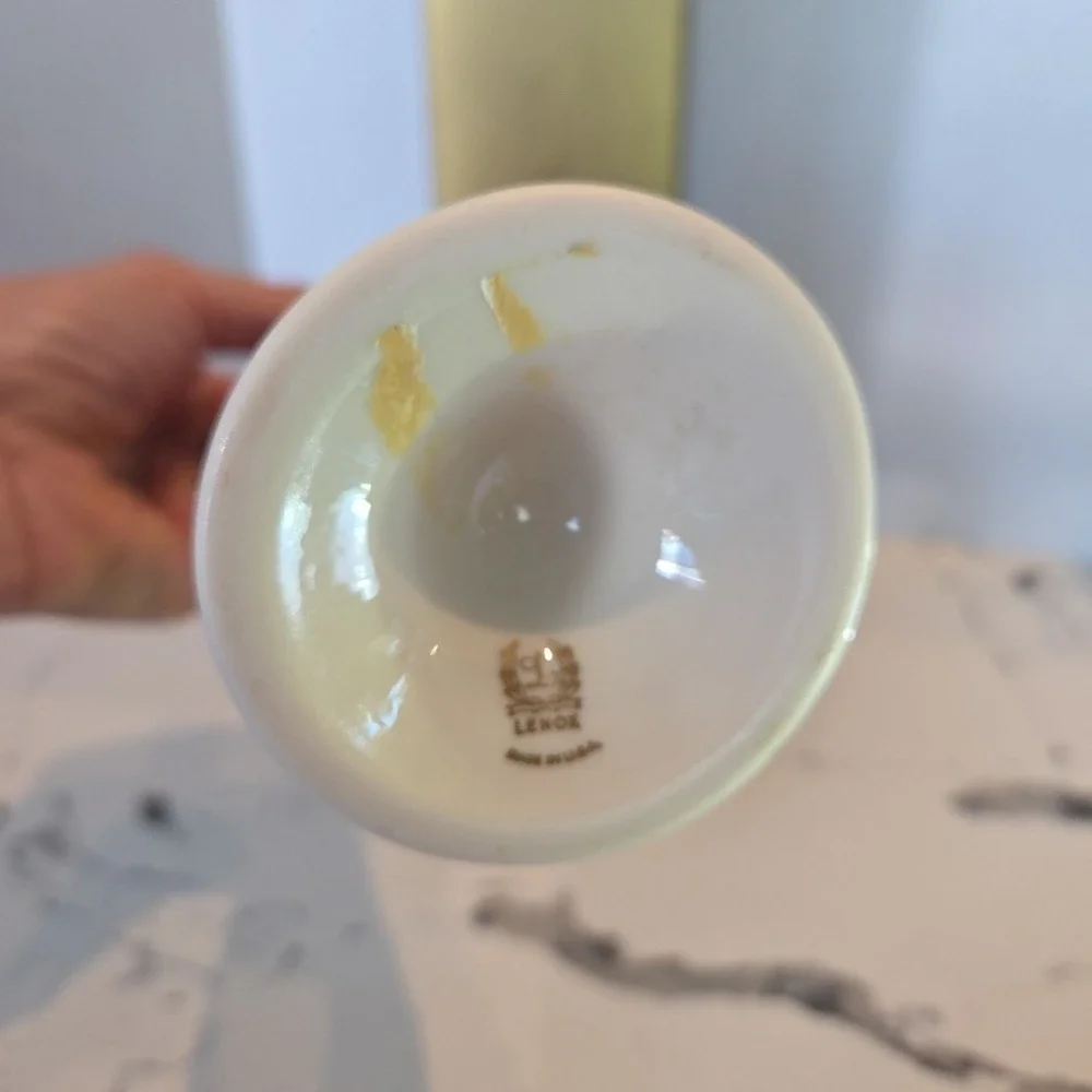 LENOX BUD VASE 10 3/4 Cream Colored EXCELLENT CONDITION‎ Raised Porcelain
